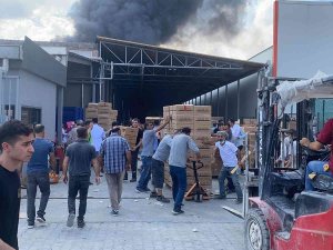 Diyarbakır’da Kozmetik Fabrikasındaki Yangında 11 Kişi Dumandan Etkilendi