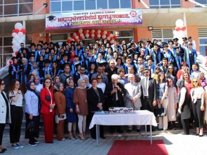 Yakutiye Anadolu Lisesi’nde Mezuniyet Coşkusu