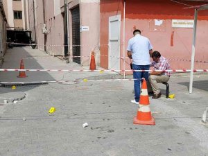 Hastane Bahçesinde Silahlı Kavga: 2 Yaralı