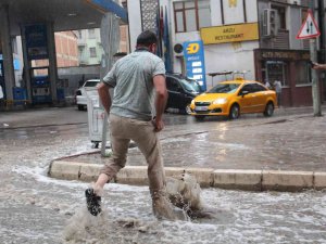Elazığ’da Sağanak Yağış Etkili Oldu, Yollar Nehre Döndü