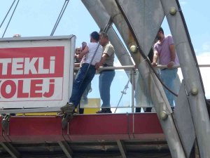 Çıktığı Üst Geçitte 2,5 Saat Polise Direndi, Kentte Trafik Durdu