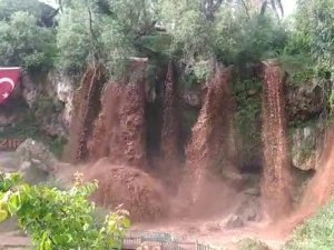 Turistik Şelale Sel Sularından Nasibini Aldı