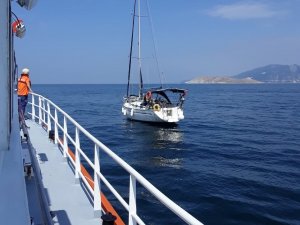 Makine Arızası İle Denizde Sürüklenen Tekne Marmara Adası Limanı’na Yanaştırıldı