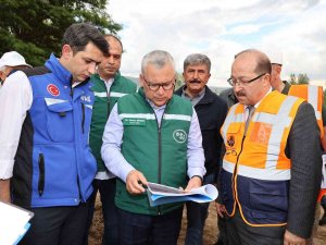 Vali Sel Bölgesinde Sahaya İnip Hasar Tespiti Yaptı