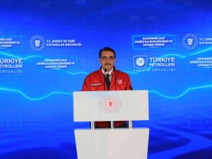 Bakan Dönmez: "Bugün, Yaklaşık 2 Yıl Önce Keşfini Milletimize Müjdelediğimiz Karadeniz Gazını Denizden Karaya Taşıyacak İlk Boruları Denize İndireceğiz"