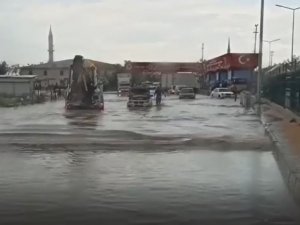 Ankara’da Etkili Olan Yağış Sonrası Sincan Cezaevi Önü Göle Döndü