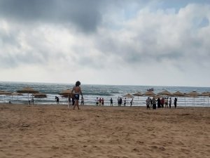 Dalgalı Denize Giren 7 Üniversite Öğrencisinden Biri Hayatını Kaybetti