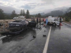 Antalya’da Otomobiller Kafa Kafaya Çarpıştı: 1 Ölü, 3 Yaralı