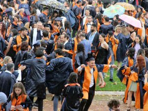 Mezuniyet Törenine Yağmur Engeli