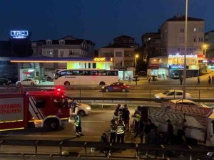 Pendik’te Yakıtı Bittiği İçin Emniyet Şeridinde Duran Kamyonete Otomobil Çarptı: 4 Yaralı