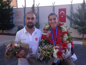 Dünya Şampiyonu Vanlı Nevin İ̇nce Coşkuyla Karşılandı
