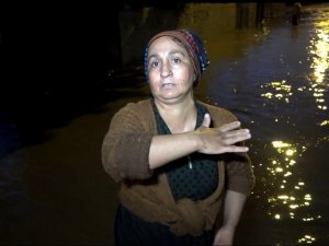 Sağanak Yağış Sonrası Sular Altında Kalan Evde Can Pazarı Yaşandı