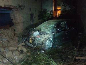 Otomobil Evin Duvarına Daldı: 1 Ölü