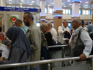 Pandemi Yasaklarının Ardından Trabzon’dan İlk Hacı Kafilesi Dualarla Uğurlandı
