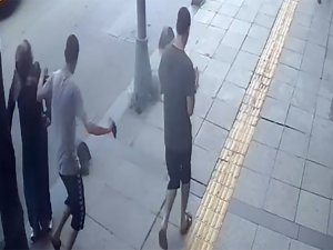 Yolda Yürüyen Kadını İterek Düşürdü, Hiçbir Şey Yokmuş Gibi Yoluna Devam Etti
