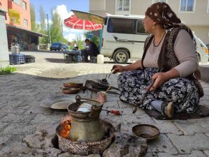 Kalaycılığı Yaşatmak İçin Türkiye’yi Dolaşıyor