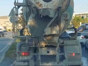 Beton Mikseri Asfalta Beton Dökerek İlerledi, O Anlar Kameraya Yansıdı
