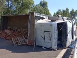 Tuğla Yüklü Kamyon Devrildi, Otoyol Trafiğe Kapandı