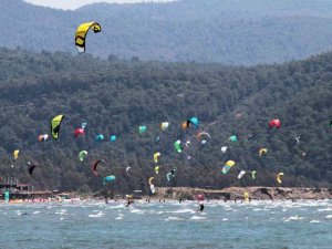 Rüzgarlı Havayı Fırsat Bilen Sörfçüler Görsel Şölen Oluşturdu