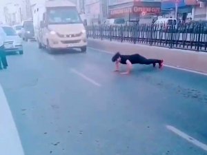 Sultangazi’de Yabancı Uyruklu Şahıs Yol Ortasında Şınav Çekti