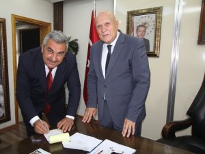 Başkan Pekmezci Kızılay’a Kurban Bağışında Bulundu