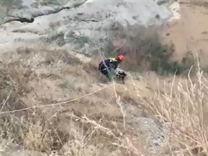 Dağda Mahsur Kalan Köpeğin İmdadına İtfaiye Ekipleri Yetişti