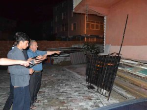 50 Kiloluk Hırsızın 90 Kiloluk Kapıyı Tek Başına Sırtlayarak Kaçışı Kısa Sürdü