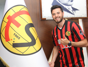 Rizesporlu Futbolcu Bekdemir, Eskişehirspor ile 3 Yıllık Sözleşme İmzaladı