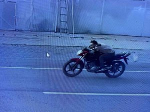 Otomobille Gelen Hırsızlar 50 Bin Liralık Motosikleti Çaldı; O Anlar Güvenlik Kamerasına Yansıdı