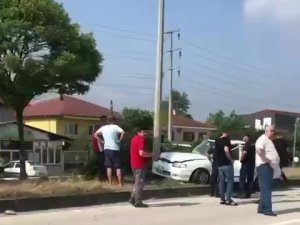 Otomobil Elektrik Direğine Çarptı: 2 Yaralı