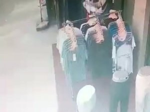 Mağazanın Önündeki Stanttan Önce Beğendi Sonra Çaldı: O Anlar Kamerada