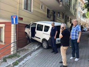 İ̇stanbul’da Dehşet Anları: Araç Eve Daldı, İkiz Çocuklar Ve Kardeşi Yaralandı