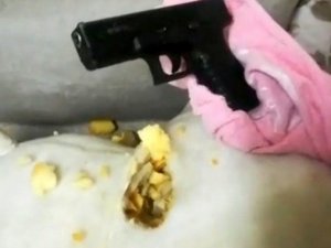 Polis Oyuncak Ayının Ağırlığından Şüphelendi, İçinden Silah Çıktı