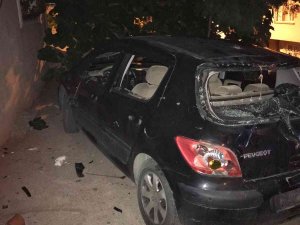 Maltepe’de Sokak Ortasında Kayınbiraderinin Arabasını Levye İle Parçaladı