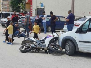 Bursa’da Motosiklet Araca Saplandı