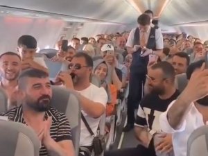 Diyarbakır-antalya Uçağında Baba Ve Oğullarının Zurna Ve Dabrukalı Eğlencesi