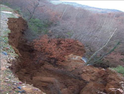 Toprak kaydı 3 katlı ev yıkıldı