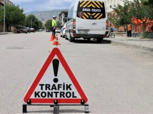 Polis Ekipleri Okul Çevreleri Ve Servis Araçlarını Denetledi
