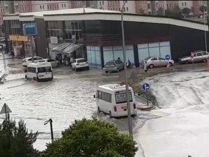 Afyonkarahisar’da Sağanak Yağmur Yolları Göle Çevirdi