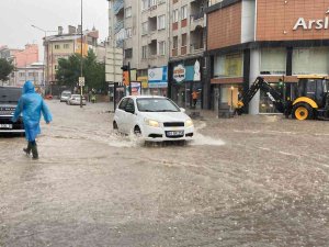 Şiddetli Yağış Hayatı Felç Etti