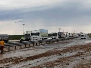 Aksaray’da Sel Nedeniyle Adana Yolu Trafiğe Kapatıldı