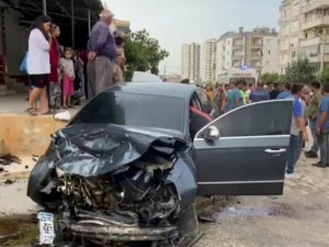 Tarsus’ta İki Otomobil Çarpıştı: 3 Yaralı