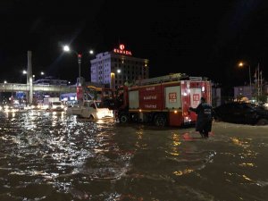 Elazığ’da Sağanak Biranda Bastırdı, Onlarca Araç Yolda Kaldı