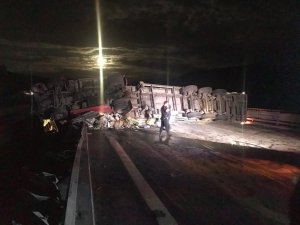 Ankara’da Tır Devrildi: 1 Yaralı
