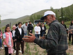 Bayburt’ta Öğrencilerle Birlikte Tarlada Çapalama Yapılarak Ata Tohumunun Önemi Anlatıldı