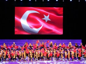 Minik Öğrencilerin Mezuniyet Gururu