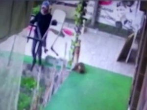 Kadın Kılığına Girip Hırsızlık Yaptı; O Anlar Kameraya Yansıdı