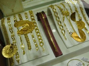 Türkiye’de Bir İlk: Kuyumcular Odası Başkanı Makası Eline Aldı Düşük Ayarlı Altınları Doğradı