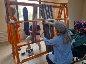 Elazığ’da Geleneksel Kilim Ve Cicim Dokuma Sanatı Yaşatılıyor