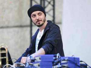 Hey! Douglas, Cuma İ̇ş Çıkışı İ̇zmir Kültürpark’ta Sahne Alacak